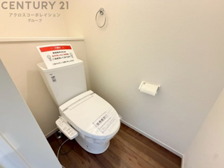 温水洗浄便座付トイレは温水洗浄機能により、暖かい水でおしりを洗浄することができ、冷たい水を使う従来の便座に比べ、温水洗浄機能で暖かいトイレを提供し、快適な使用を可能にします。