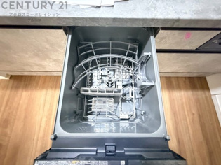 食器洗浄乾燥機は手洗いに比べて時間や労力を節約できます。また、高温のお湯で洗浄されるため、雑菌や細菌を殺菌する効果もあります。さらに、乾燥機能があるため、手で拭く手間も省け衛生的に保管できます。