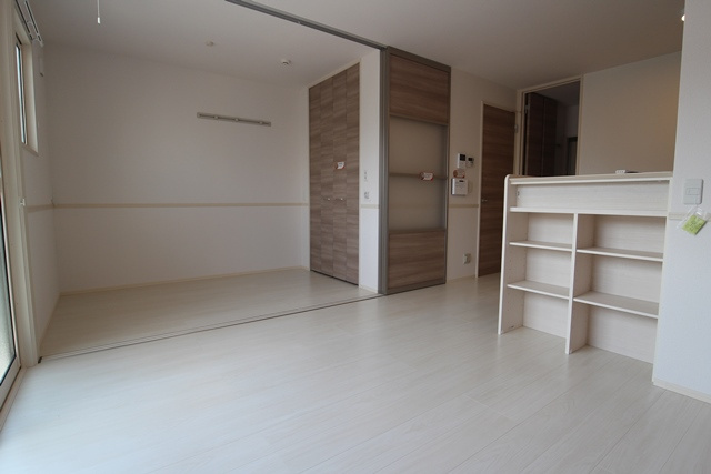 アモリール津福の内装|明るい室内です