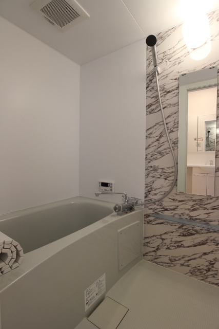 アモリール津福の浴室|落ち着いた空間のお風呂です