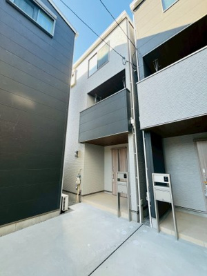 【外観】 | 鶴見区安田一丁目新築戸建 | 乾太くんがあることで、1階でお洗濯から乾燥まで完了！
小学校・スーパー・ドラッグストアが徒歩4分以内で、毎日の暮らしに便利な住環境ですよ。