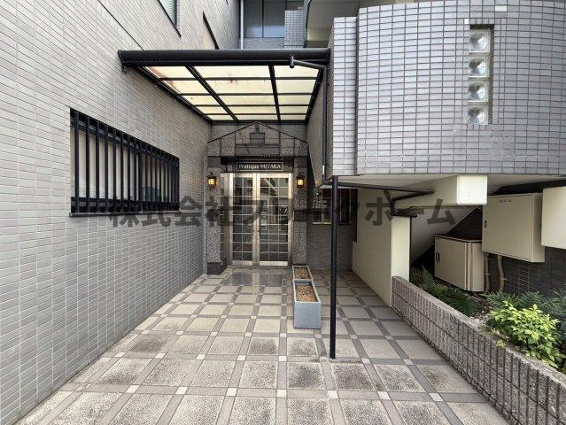 武蔵野市西久保２丁目の賃貸マンションのエントランス
