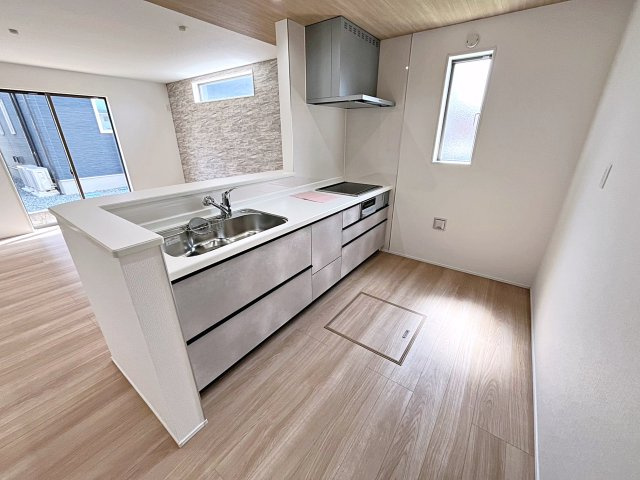 新築戸建・新築建売　福島市森合字北谷地　森合小学校・第四中学校のキッチン|キッチンはカウンターになっているのでリビング全体を見渡すことができます！
