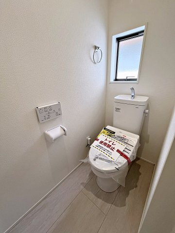 新築戸建・新築建売　福島市森合字北谷地　森合小学校・第四中学校のトイレ|白を基調とした清潔感のある空間です！小窓がついているので簡単に換気が可能！