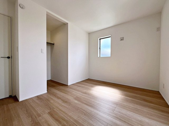 新築戸建・新築建売　福島市森合字北谷地　森合小学校・第四中学校の洋室|6.2帖の洋室は北側の窓から一定した柔らかい光が入り、PC作業や読書などにも最適なお部屋です！