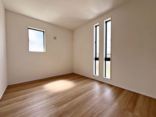 新築戸建・新築建売　福島市森合字北谷地　森合小学校・第四中学校の洋室|窓が多く2面採光でたっぷりと日差しが入り明るいお部屋です！