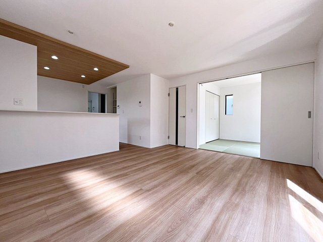 新築戸建・新築建売　福島市森合字北谷地　森合小学校・第四中学校の居間・リビング|LDKは16帖でゆったり広々とした空間です！和室の戸を開放すると合わせて20帖以上で更に開放的！
