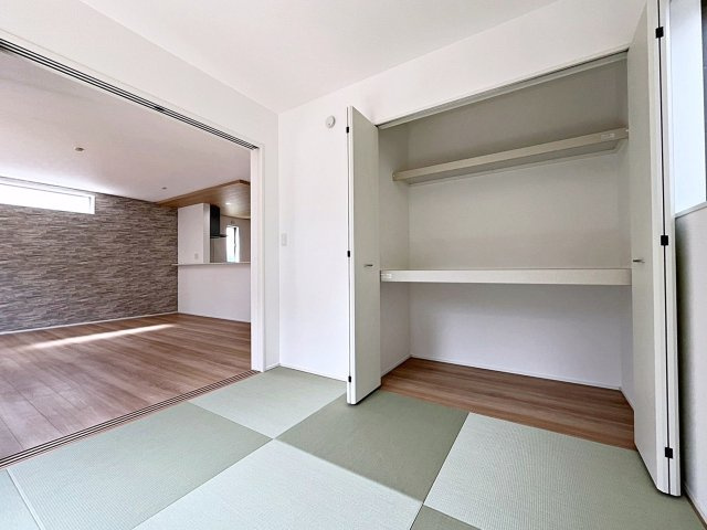 新築戸建・新築建売　福島市森合字北谷地　森合小学校・第四中学校の和室|畳のぬくもりが心地いい和室。リビングから見守ることができ、お子様のお昼寝や遊び場に最適です！