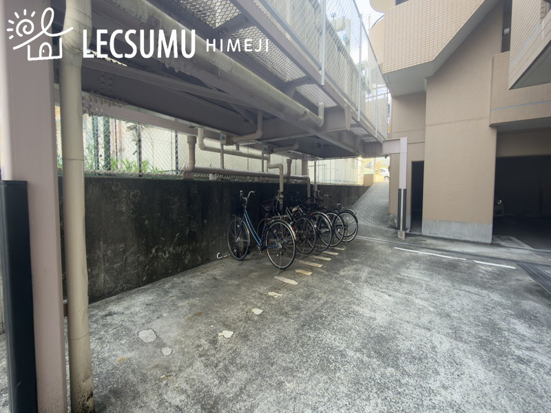 メゾンドール姫路英賀保の駐輪場