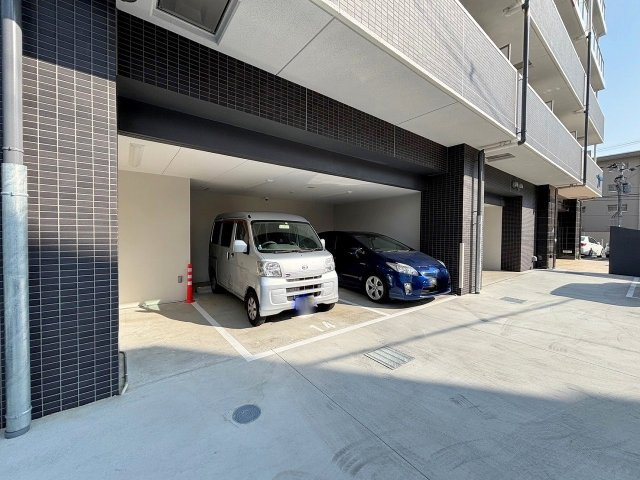 セレニテ十三ミラクの駐車場