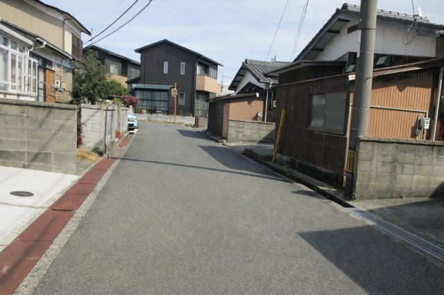 防府市華城　中古住宅の前面道路含む現地写真