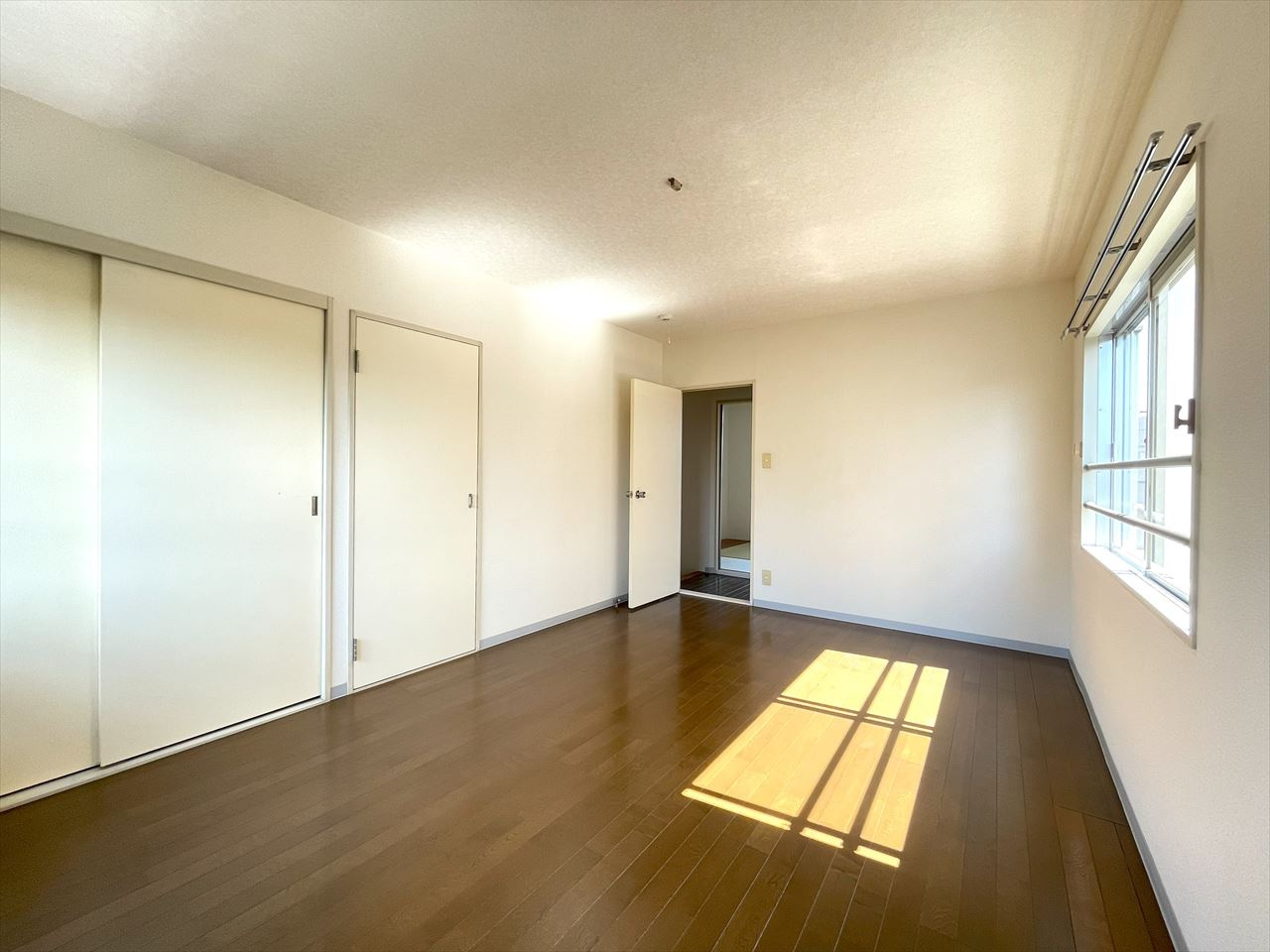 春日部市南３丁目のアパートの洋室