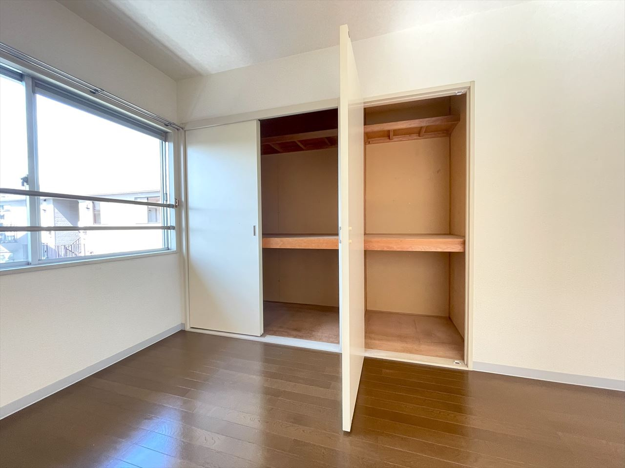春日部市南３丁目のアパートの収納