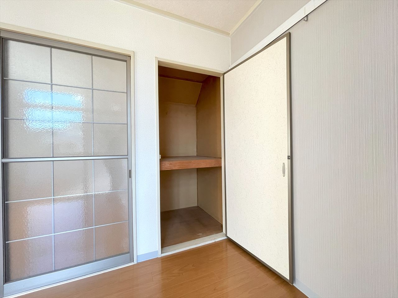 春日部市南３丁目のアパートの収納