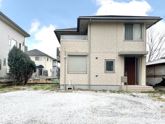 【中古戸建】本庄市北堀の外観|■外観｜窓の配置や、爽やかな白ベースの外観が清潔感をもたらします。まっさらなキャンバスのような家にこだわりを彩って…始めよう、あなただけの豊かな暮らし( ＾＾ )