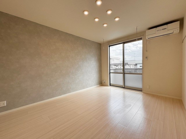 フルエクセルⅡの居間・リビング|8.7帖洋室　アクセントクロス