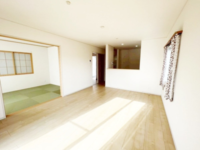 【居間・リビング】 | 姫路市花田町小川　中古戸建 | 表面利回り7.78％、2020年6月築のオーナーチェンジ物件です