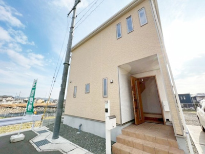【外観】 | 姫路市花田町小川　中古戸建 | 普通車+軽自動車、2台縦列駐車可能