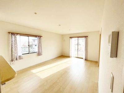 【居間・リビング】 | 姫路市花田町小川　中古戸建 | 16帖の広々リビングでゆったりとした時間を