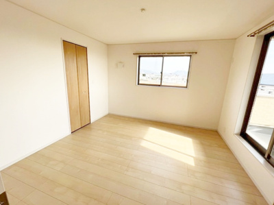 【寝室】 | 姫路市花田町小川　中古戸建 | ウォークインクローゼット付きの８帖の寝室