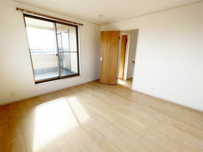 【寝室】 | 姫路市花田町小川　中古戸建 | バルコニーに面した２面彩光の明るいお部屋