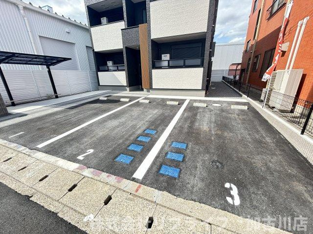 オーパス北在家の駐車場