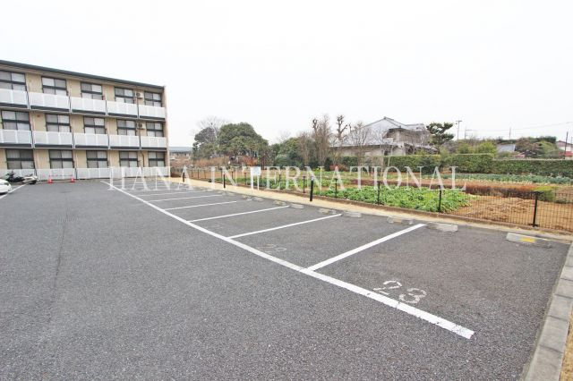 レオパレスグランプラスの駐車場