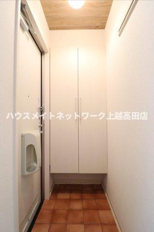 グランブルーの玄関|玄関（参考反転タイプ102号室写真）
