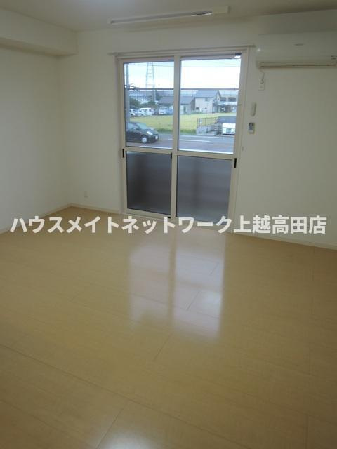 グランブルーの居間・リビング|ＬＤＫ（参考反転タイプ102号室写真）
