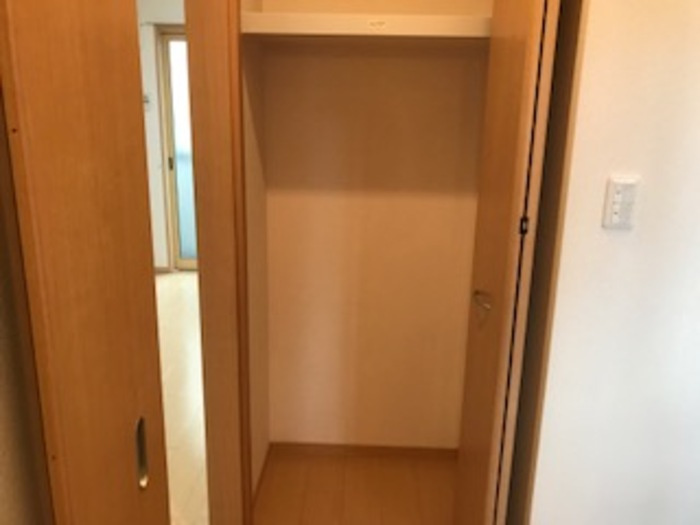 アウラ千里丘の玄関|キッチンです