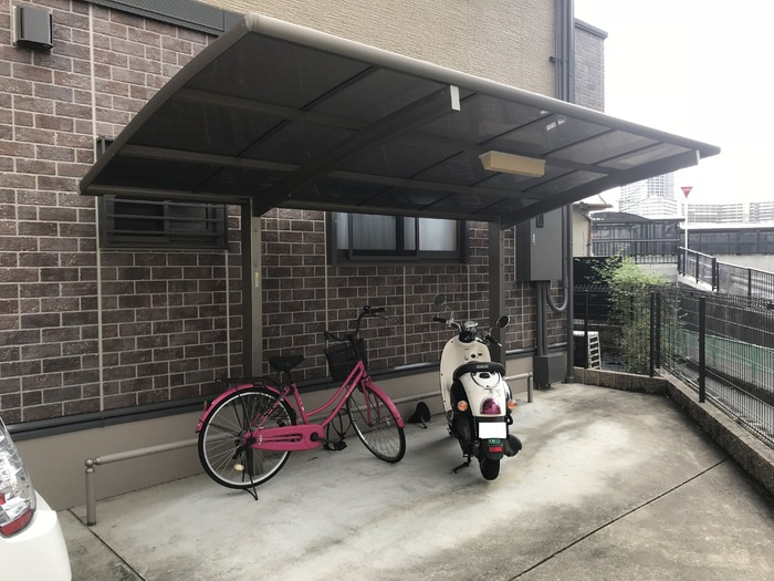 アウラ千里丘のその他|車をお持ちの方に嬉しい駐車場付きの物件です