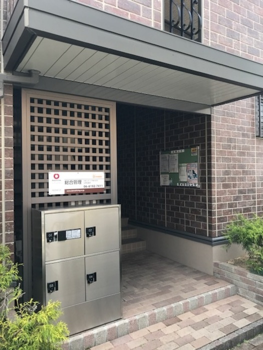 アウラ千里丘のエントランス|駐車場があるので、車を買う予定の方も安心です