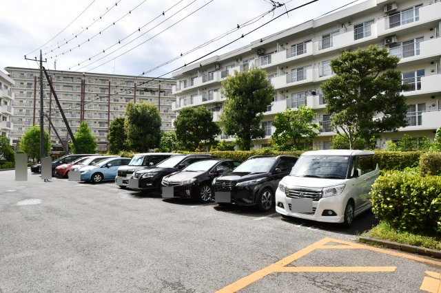 東鷲宮ニュータウン公園通り3-8棟の駐車場|駐車場もご用意しておりますので、お車でご来店の方も安心してお越し頂けます。「今から物件を見たい」なども大歓迎！周辺環境・住みやすさetc.　ご家族の未来まで考え、ご提案させていただきます。