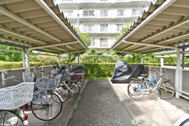 東鷲宮ニュータウン公園通り3-8棟の駐輪場|■お客様との会話を大切にし、一人ひとりにあった資金計画やプランをご提案致します。「家を買って終わり」ではなく、「買ってからがスタート」と考え、ご提案します。ローンのご相談は私たちにお任せ下さい。
