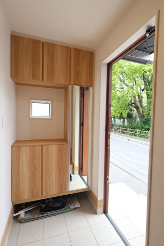 《仲介手数料無料》志木市上宗岡３丁目11-22新築一戸建てブルーミングガーデンの玄関