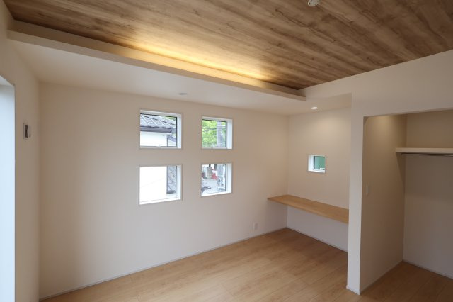 《仲介手数料無料》志木市上宗岡３丁目11-22新築一戸建てブルーミングガーデンの洋室|2階 8帖　間接照明が付いていました。