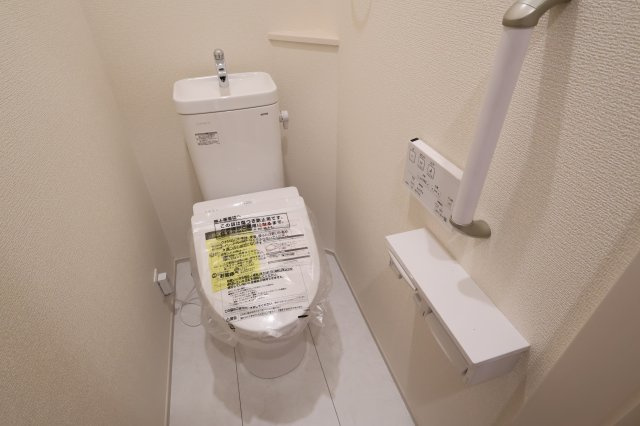 《仲介手数料無料》志木市上宗岡３丁目11-22新築一戸建てブルーミングガーデンのトイレ