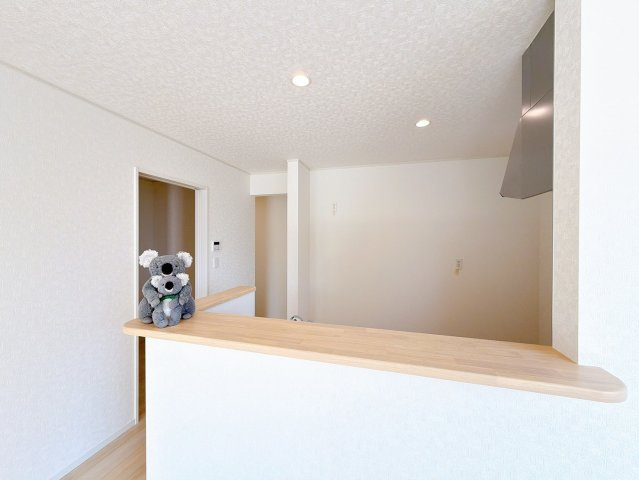 【キッチン】 | 高崎市金古町　新築住宅 | カウンター付きキッチンはお子様の様子も見守れて◎
会話を楽しみながらのお料理もできちゃいます♪