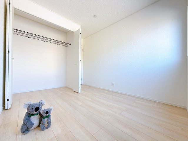 【洋室】 | 高崎市金古町　新築住宅 | さまざまにカスタマイズしていただけるシンプルなデザインの内装。ご自身で素敵な空間を創り上げられます。