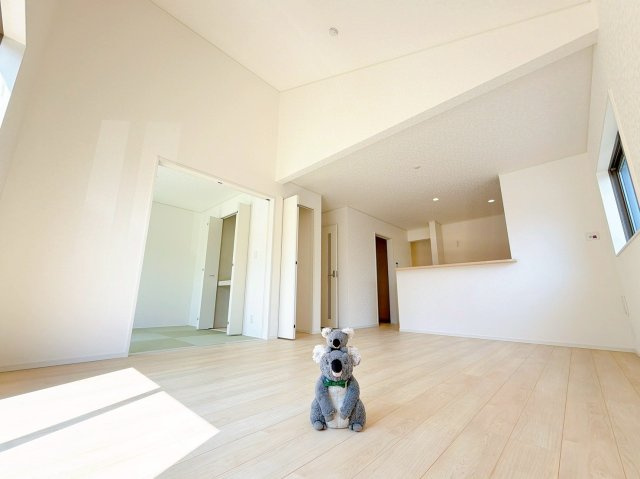 【居間・リビング】 | 高崎市金古町　新築住宅 | 勾配天井が魅力のLDK！
広々とした空間で家族とゆったりとくつろげます♪