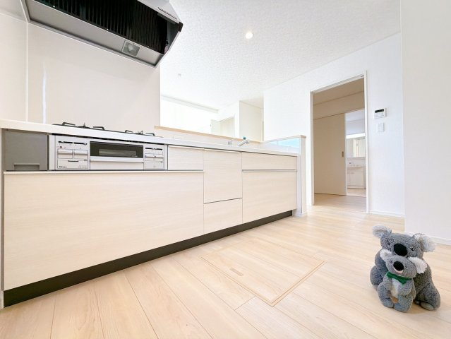 【キッチン】 | 高崎市金古町　新築住宅 | キッチン横にはユーティリティがあり、収納にも家事スペースとしてもお使いいただけます。