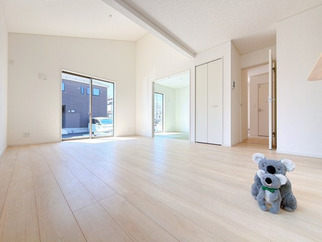 【居間・リビング】 | 高崎市金古町　新築住宅 | ≪LDK≫
光が差し込む明るい空間はいつもの時間をより特別に…穏やかなひと時を一層充実した時間へ。