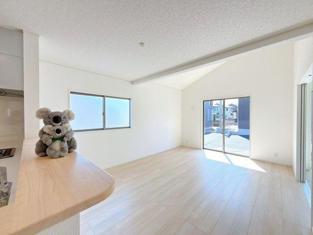 【居間・リビング】 | 高崎市金古町　新築住宅 | 気がづけば家族が集まって楽しい会話と食事が始まる。皆で笑って過ごす幸せ溢れるリビング。