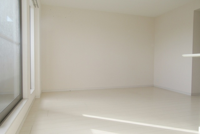 サン　フライトの居間・リビング|明るいリビングです