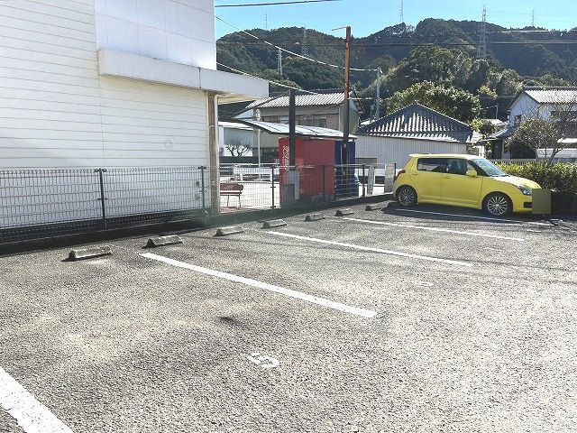 トレジャーハウス六泉寺の駐車場
