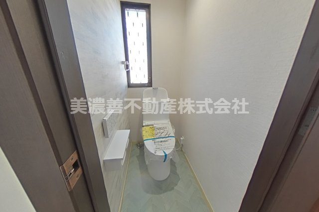 ６６４９７　各務原市那加住吉町中古戸建てのトイレ