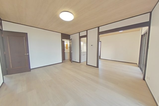 ６６４９７　各務原市那加住吉町中古戸建ての居間・リビング