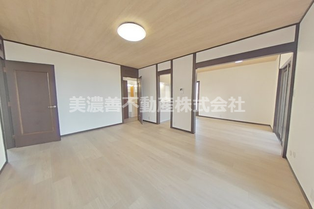 ６６４９７　各務原市那加住吉町中古戸建ての居間・リビング