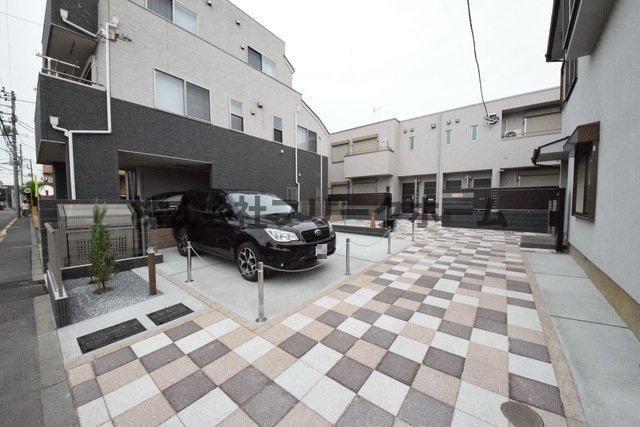 三鷹市大沢３丁目のアパートの駐車場