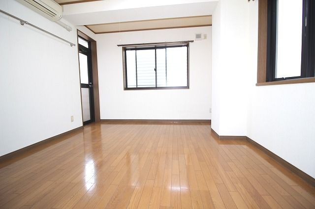 マンションアーバンの洋室|使い勝手のいい洋室です
